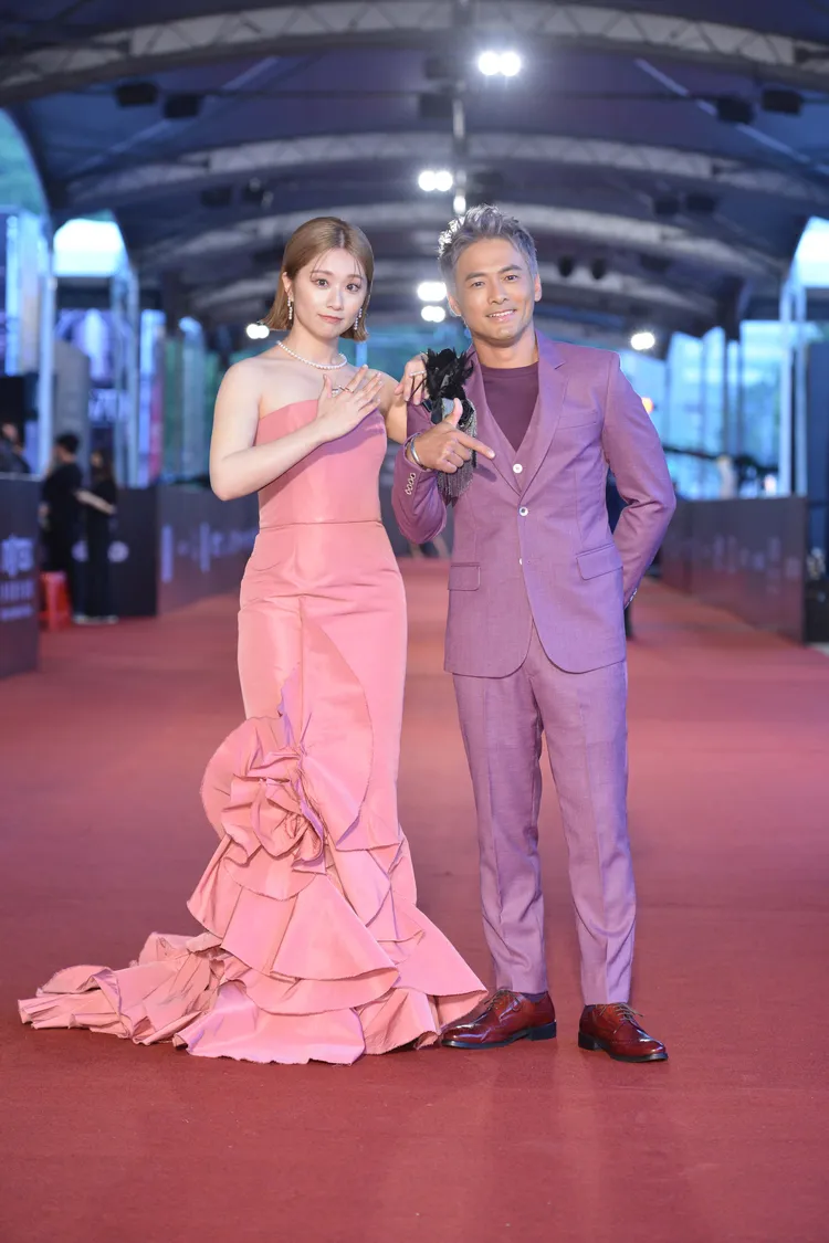 焦凡凡（左）在金鐘57時，和薛紀綱搭檔主持綜藝類金鐘星光大道。資料照、三立提供