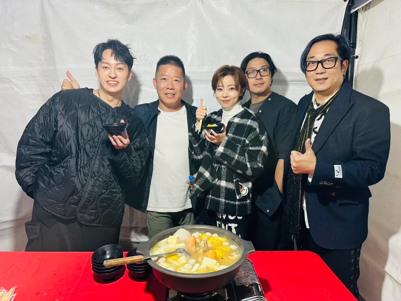 霸气乐团在后台享用热腾腾的火锅。民视提供