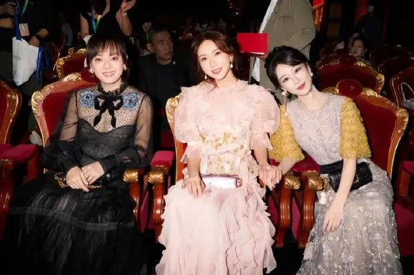 楊紫（右起）、林志玲、孫儷去年亮相北京國際電影節，皆身穿VALENTINO禮服。翻攝橙橙橙子ovo微博