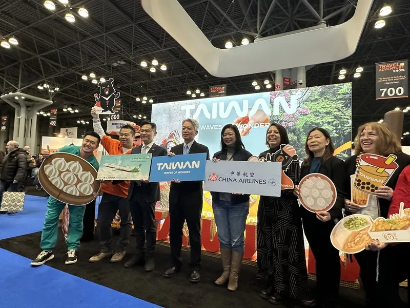 長榮航空美洲總分公司總主任張駿（左3）、駐紐約辦事處長李志強（左4）、華航紐約分公司總經理李文儀（右4）與觀光署駐紐約辦事處主任莊靜真（右2）共同出席2026紐約旅遊冒險展。 中央社