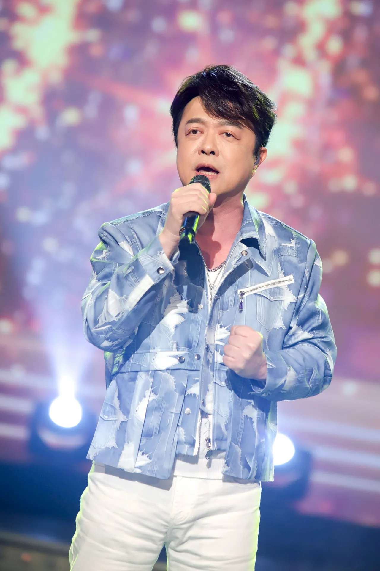 翁立友演唱。民視提供