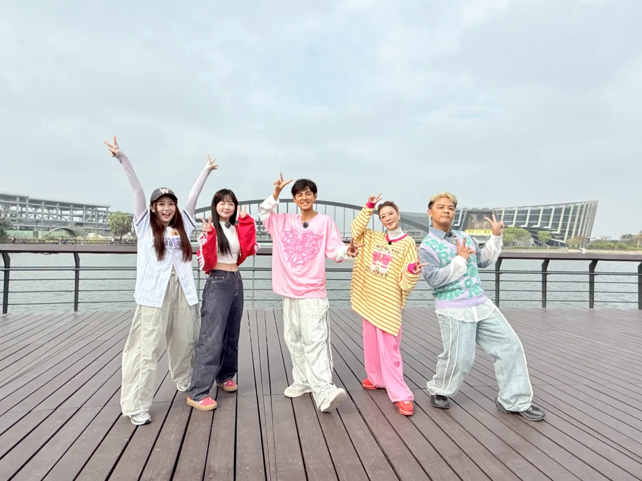 （左起）若潼、籃籃、阿翔、楊繡惠、曾瑋中。民視提供