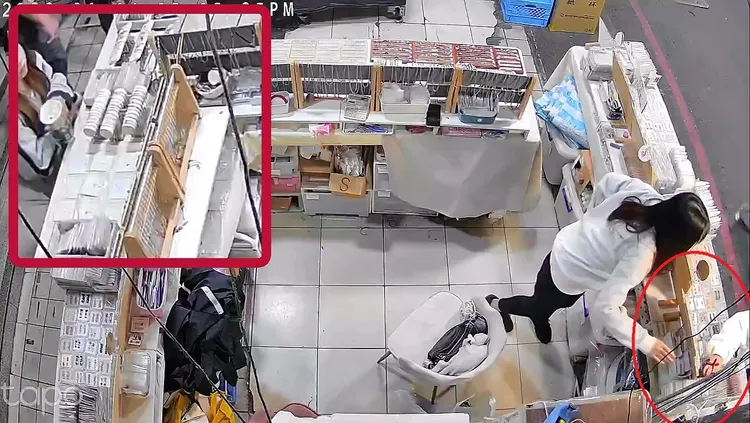 灰衣女下手行竊時，女店員正在另一頭招呼另名白衣女。翻攝Threads/fragrant_2000