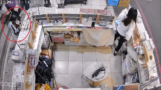 年輕女賊逛一中商圈偷手鍊　網驚：不知道有監視器嗎？　