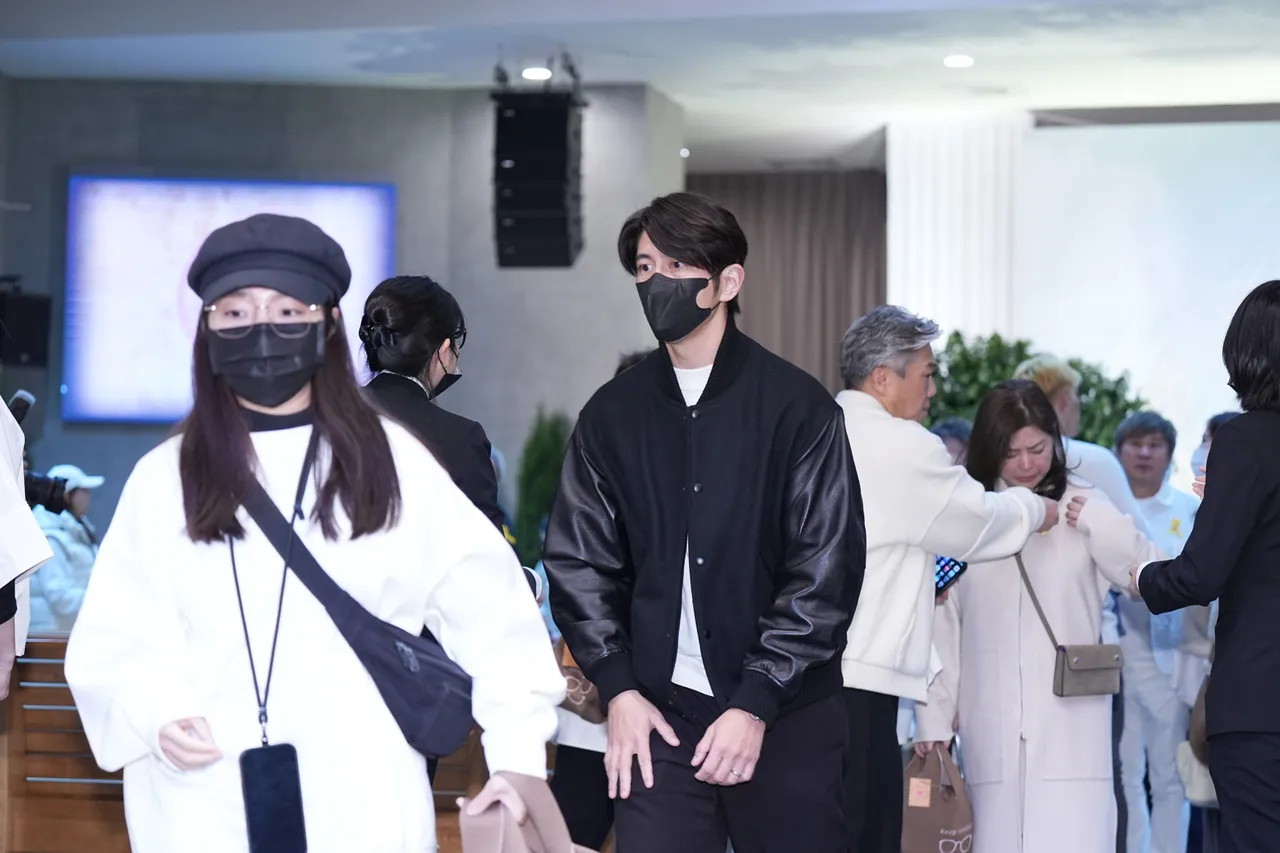 修杰楷步出追思会礼堂。彭欣伟摄