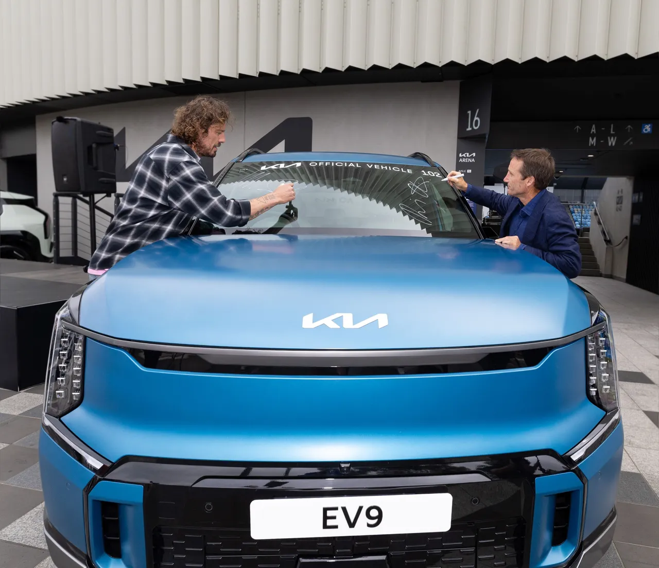 俄羅斯前網球手Marat Safin（左）與澳洲前賽馬騎師現身力挺，於現場簽名留念。業者提供