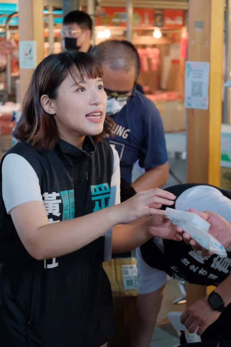 黃守仕不走傳統拜票路線，用創意迎戰選舉。翻攝自黃守仕臉書