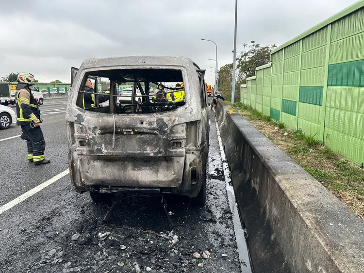 警消滅火。國道警方提供