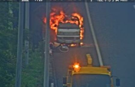 五楊高架中壢路段火燒車 駕駛急停路肩逃生