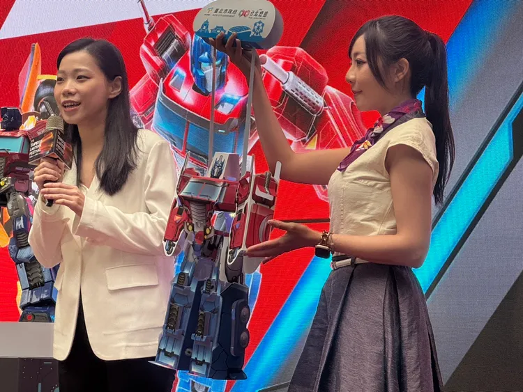 台北燈節「變形金剛」小提燈限量發放10萬盞（圖為max版）。張綵茜攝