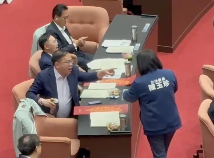 綠委王義川指著藍委陳玉珍大罵「中國人走開啦」。邱筠媜攝