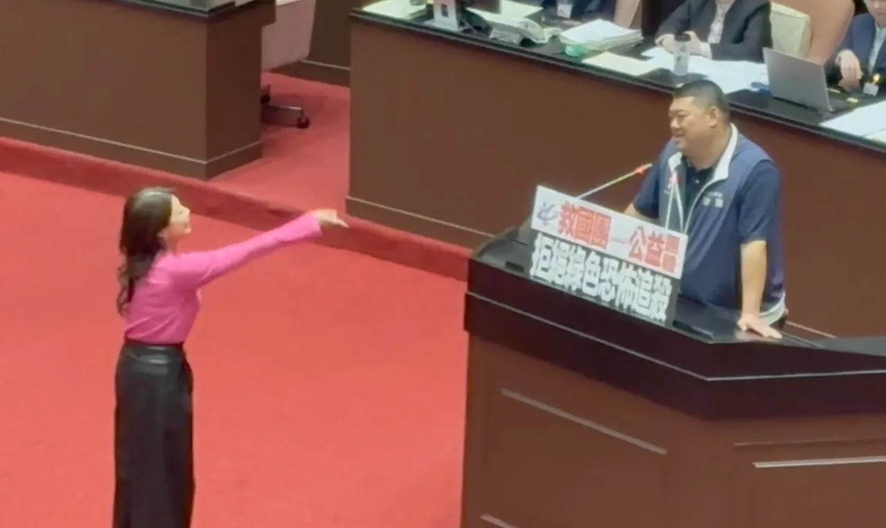 綠委林楚茵、藍委游顥對峙。邱筠媜攝