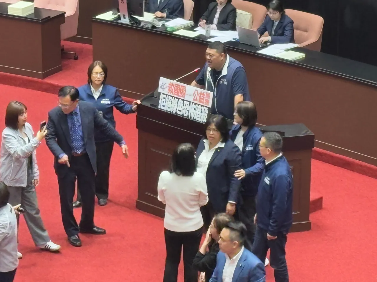 藍綠委發生衝突。邱筠媜攝