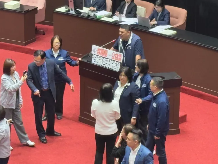 藍綠委發生衝突。邱筠媜攝