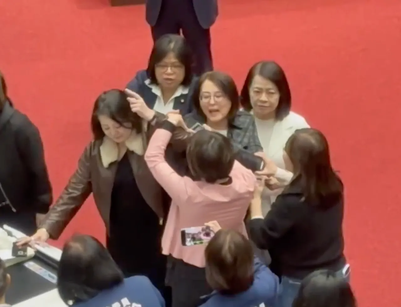 綠委吳思瑤、藍委王鴻薇發生衝突。邱筠媜攝