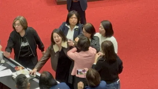 立院爆激烈衝突！ 吳思瑤、王鴻薇互相推擠　王義川拿水壺狂敲桌