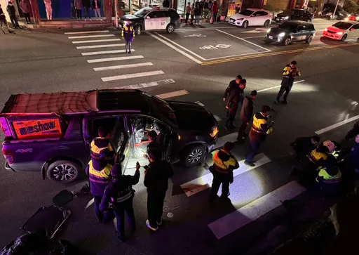 金山毒駕男持雙刀「攔車狂揮」！警鳴槍壓制5人傷　驚悚瞬間曝