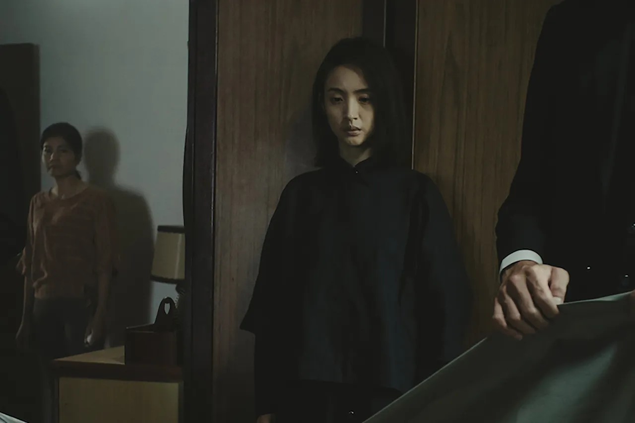 林依晨代表的「白色」呼应她表面平静无害，却暗藏难以言说的痛苦与秘密。风起娱乐提供