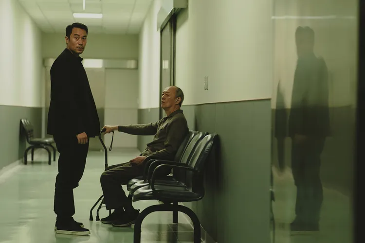 張孝全（左）與丈人金士傑的對手戲張力十足，危險氣息一觸即發。風起娛樂提供