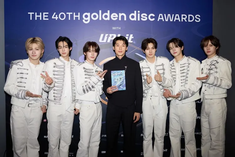 TWS在金唱片後台與許光漢合照，拍攝《OVERDRIVE》舞蹈挑戰。翻攝許光漢IG