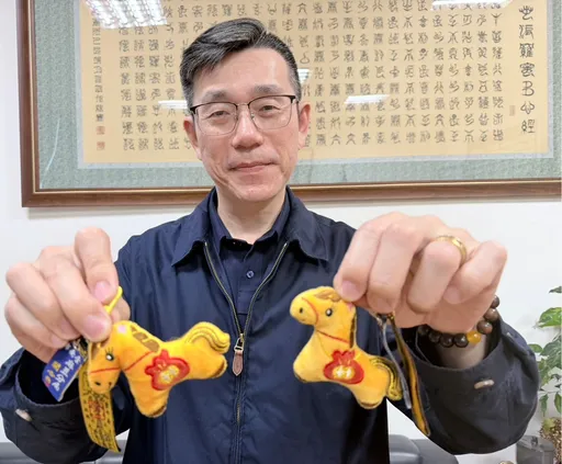 麻豆分局防詐、交通宣導互動有獎　王爺馬平安吊飾吸睛網友反應佳