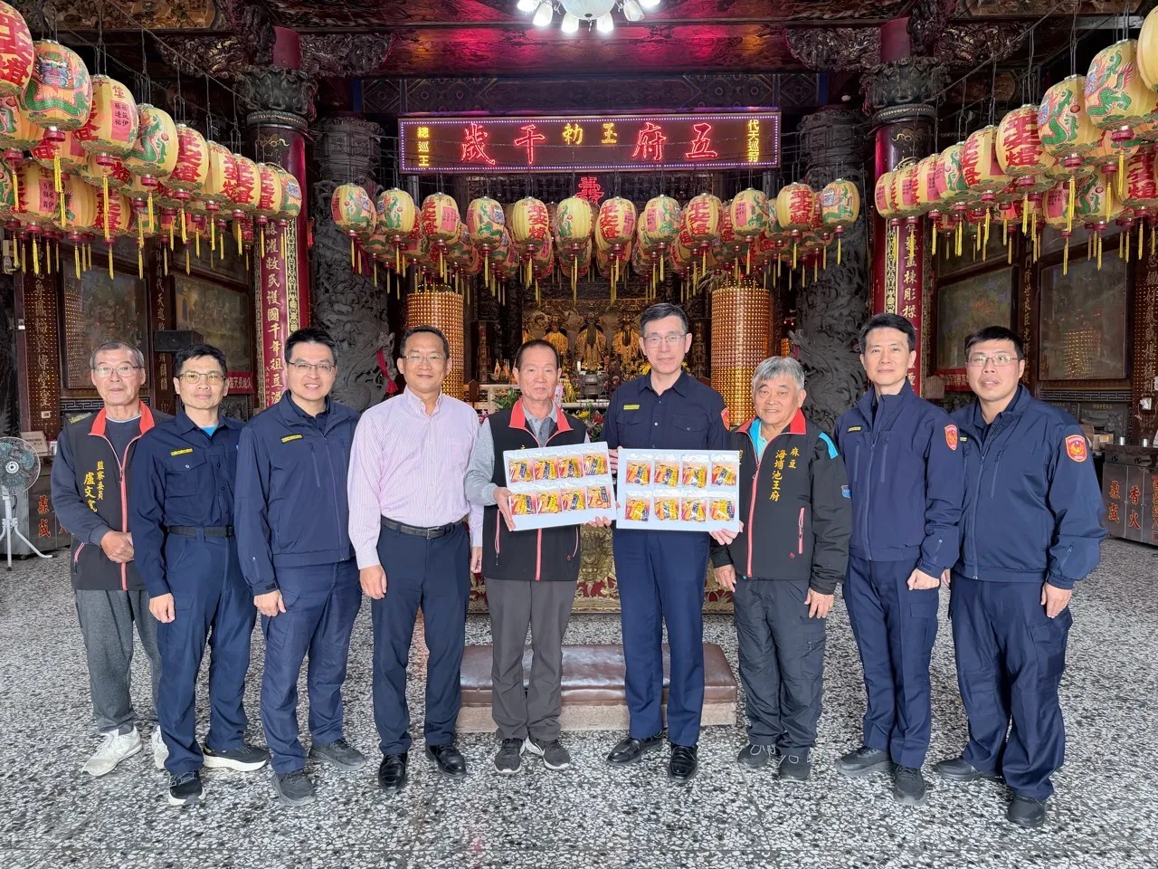 麻豆警分局與當地信仰中心海埔池王府合作，政令宣導更有效果。警方提供