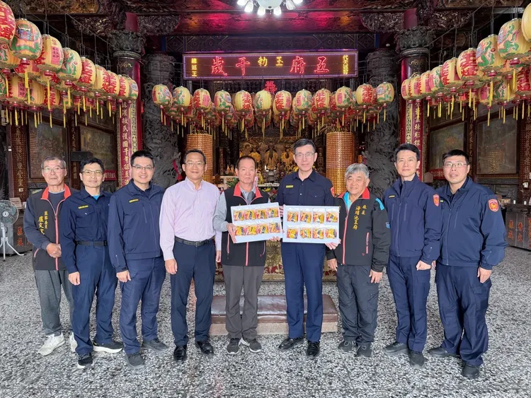 麻豆警分局與當地信仰中心海埔池王府合作，政令宣導更有效果。警方提供