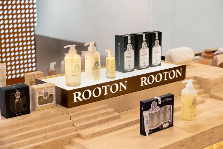 高低起伏的檯面設計，回應城市輪廓的節奏變化。品牌提供