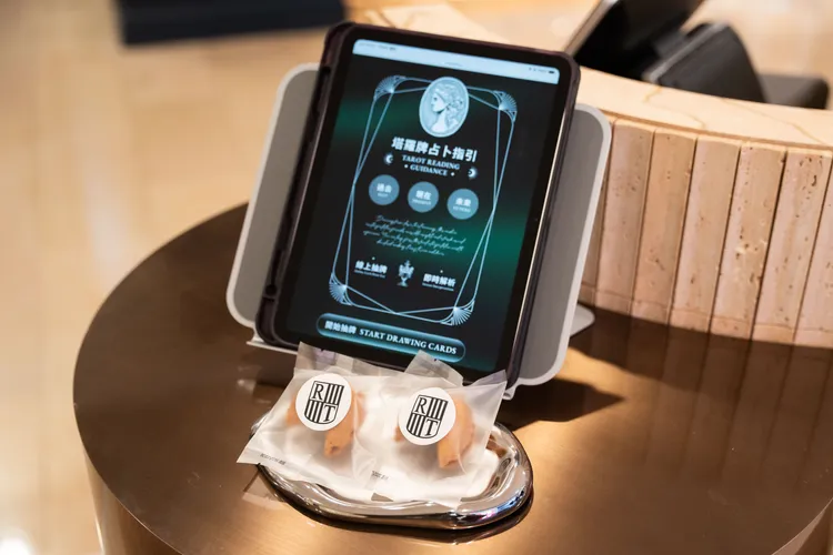 凡任意消費並加入官方 LINE，即可獲得蘊藏驚喜祝福寓意的「幸運餅乾」，並體驗專屬「線上塔羅占卜」。品牌提供