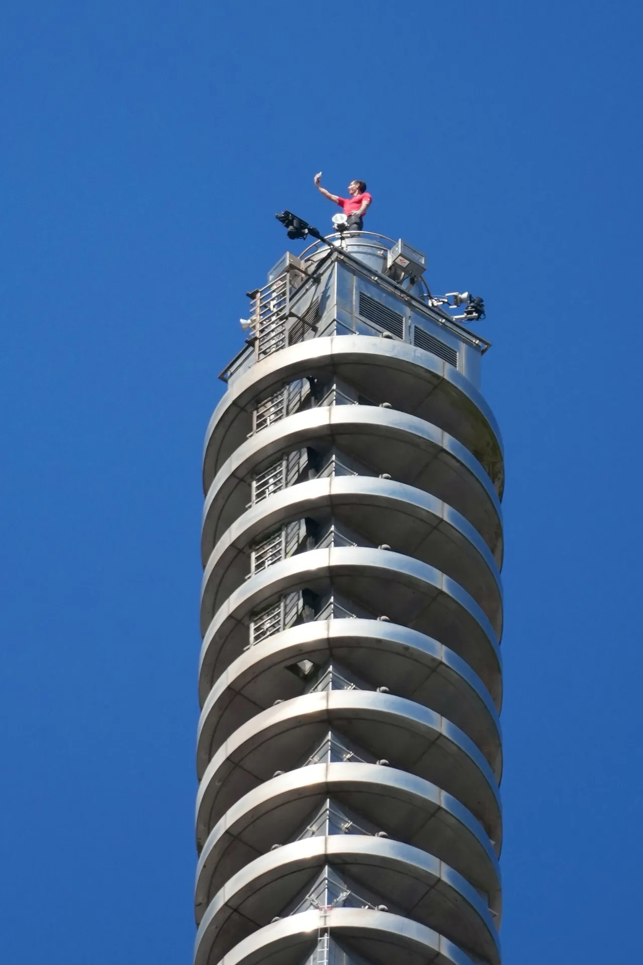 霍諾德在台北101頂端自拍紀念。彭欣偉攝