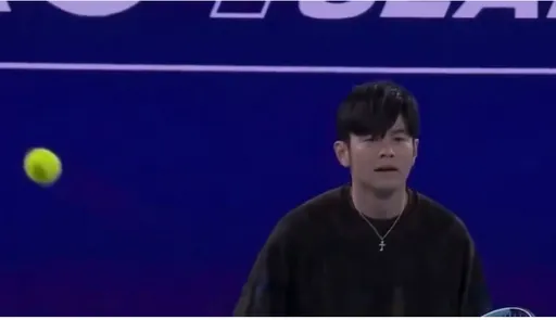 周杰倫參戰澳網100秒就被淘汰　賽後淪人形簽名背板自嘲