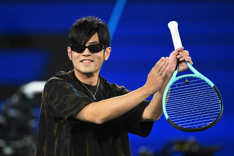 周杰倫參戰澳網100秒就被淘汰　賽後淪人形簽名背板自嘲