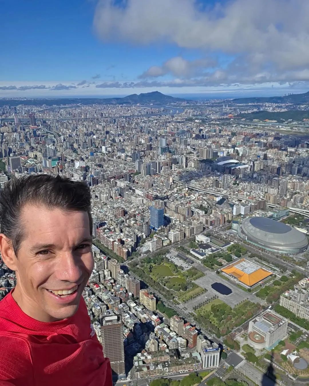 霍諾德在台北101最頂端自拍。翻攝自Netflix官方IG