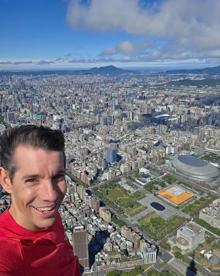 霍諾德在台北101最頂端自拍。翻攝自Netflix官方IG