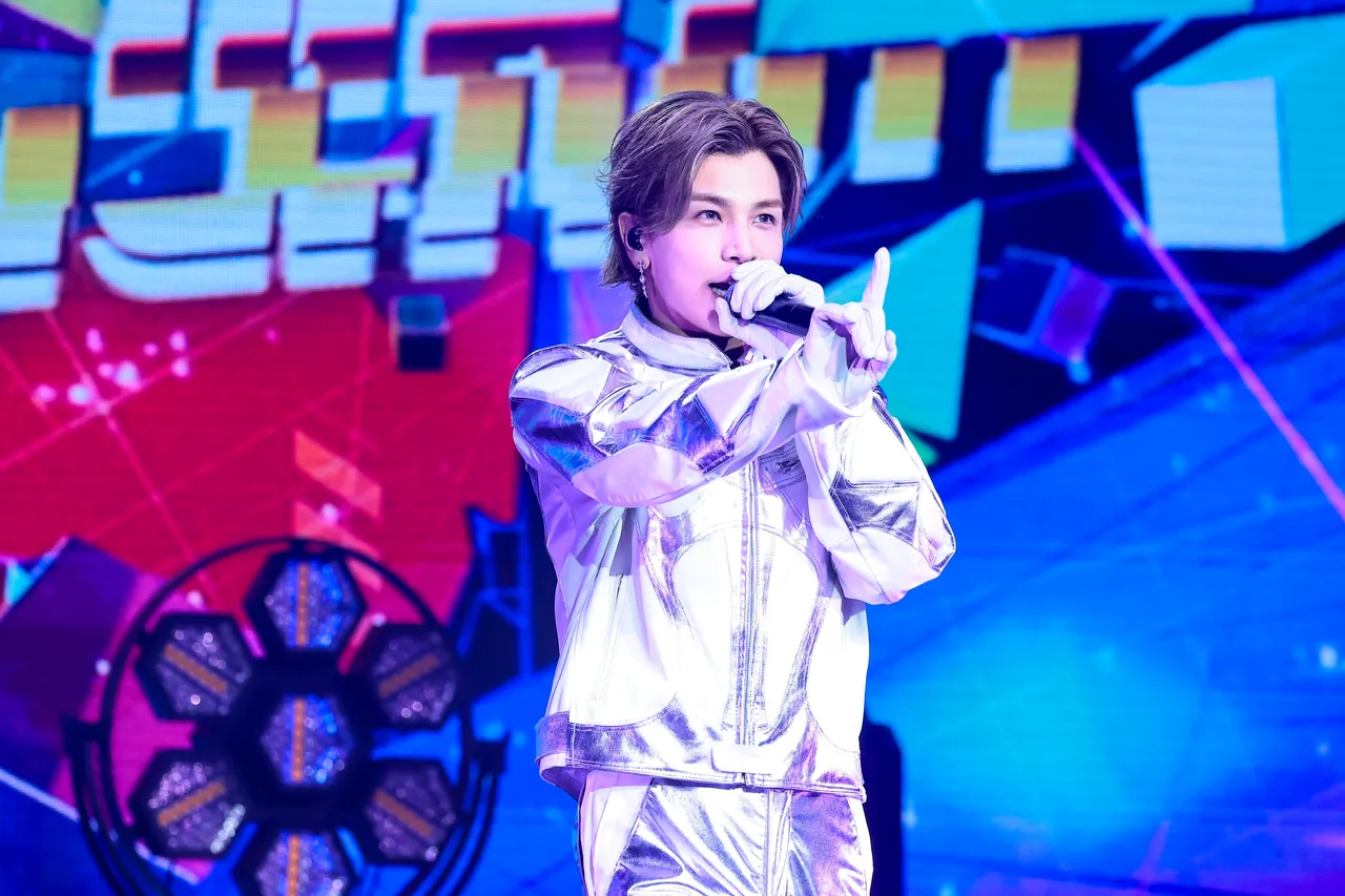 岩田剛典以白銀閃亮的太空牛仔裝登場。LDH愛夢悅提供