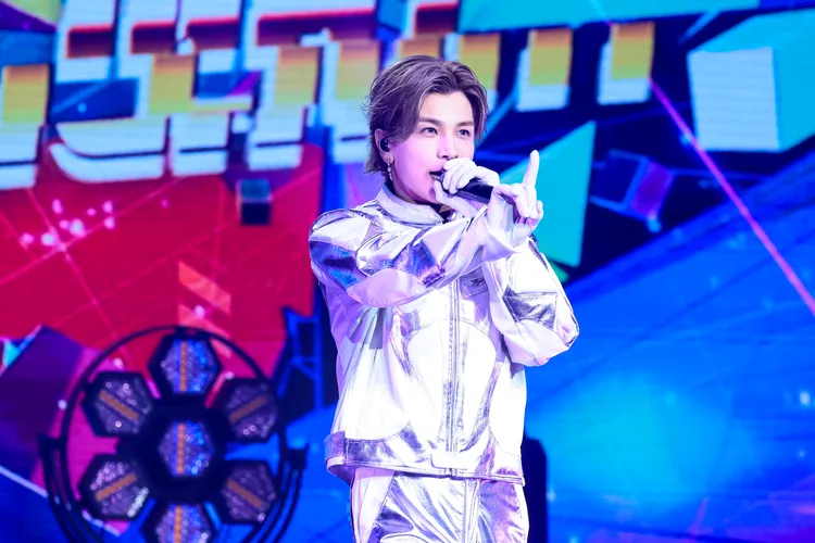 岩田剛典以白銀閃亮的太空牛仔裝登場。LDH愛夢悅提供