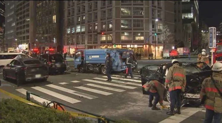 6車捲入事故，警消與救護人員到場處理。翻攝自X @grate_dragon