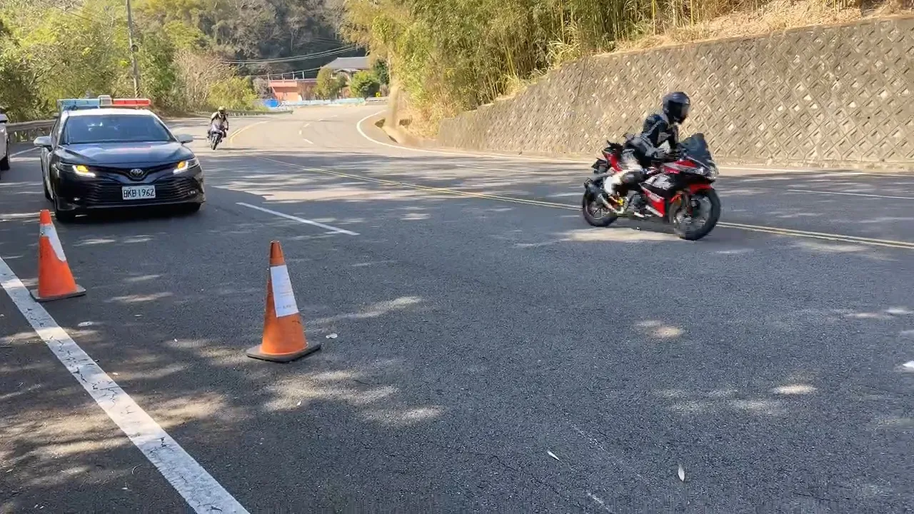 台3線苗栗獅潭路段彎道多，警方呼籲重機減速慢行。民眾提供