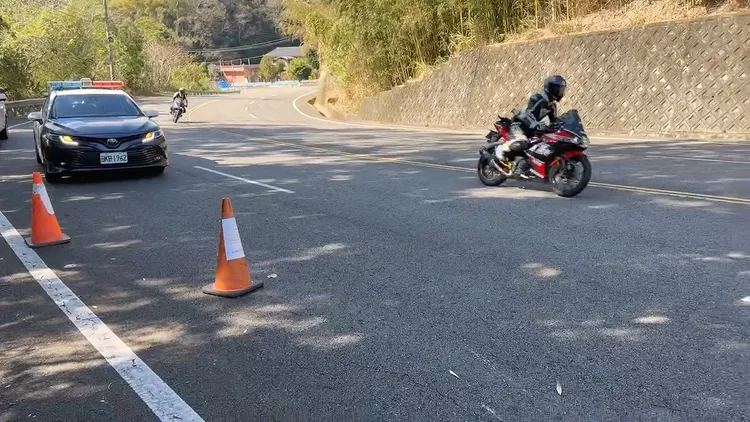 台3線苗栗獅潭路段彎道多，警方呼籲重機減速慢行。民眾提供