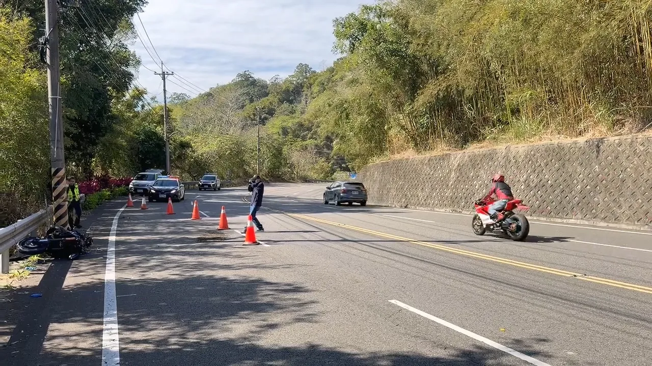 警方在現場採證時，仍有多輛重機呼嘯而過。民眾提供