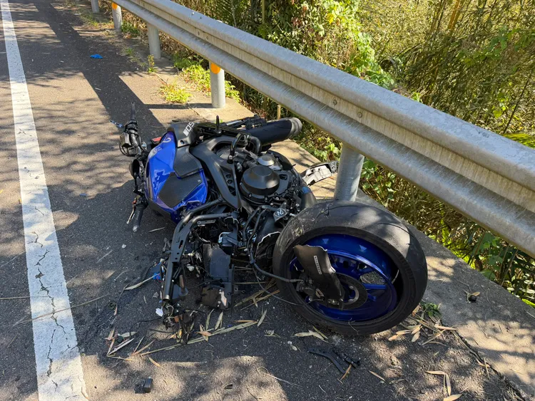 彭男傷重不治，重機也嚴重毀損。民眾提供