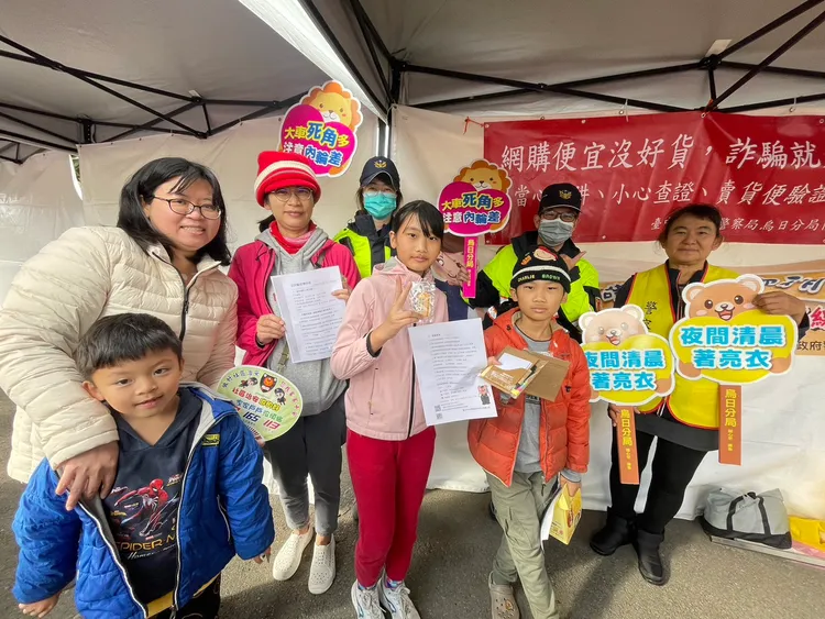 家防官透過「歡樂轉盤」趣味問答，教導兒少正確的網路交友安全觀念，攤位爆棚。民眾提供