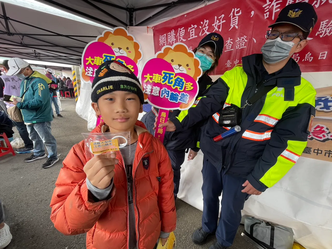 乌日分局在现场设置摊位，宣导交通安全。民众提供