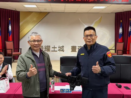 新北多家企业暖心护治安　量身订制运动服为土城警打气