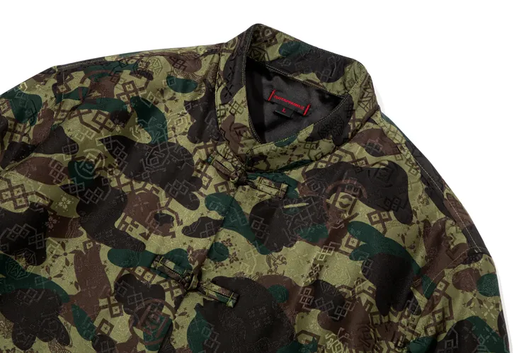 「絲綢唐裝外套」可同時看到絲綢圖案與猿人迷彩重疊。品牌提供