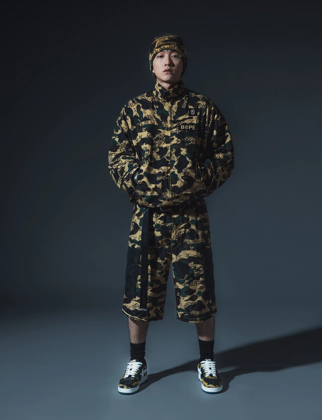 聯名系列打造出可拆卸兩穿的機能套裝。品牌提供