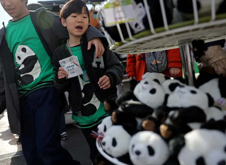 來看貓熊最後一眼的日本民眾用心以貓熊主題打扮前來。路透
