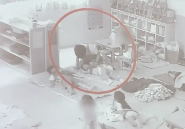 某教育集團在新北、桃園18所幼兒園，被爆違法進用不符資格人員，更有員工4天內有逾50次不當對待行為。翻攝林月琴臉書