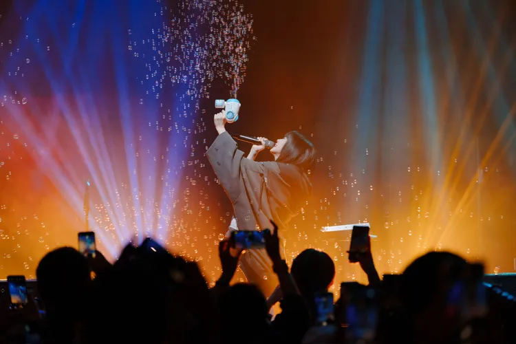 白安開唱玩起泡泡槍，現場超夢幻。相信音樂提供