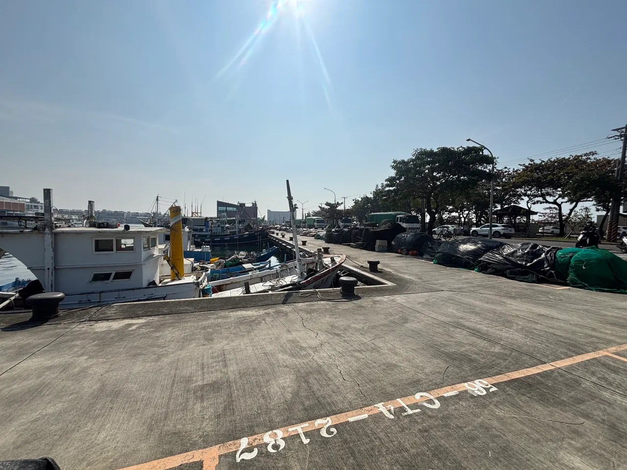 梓官蚵仔寮漁港內發現浮屍，研判無外力介入。翻攝畫面